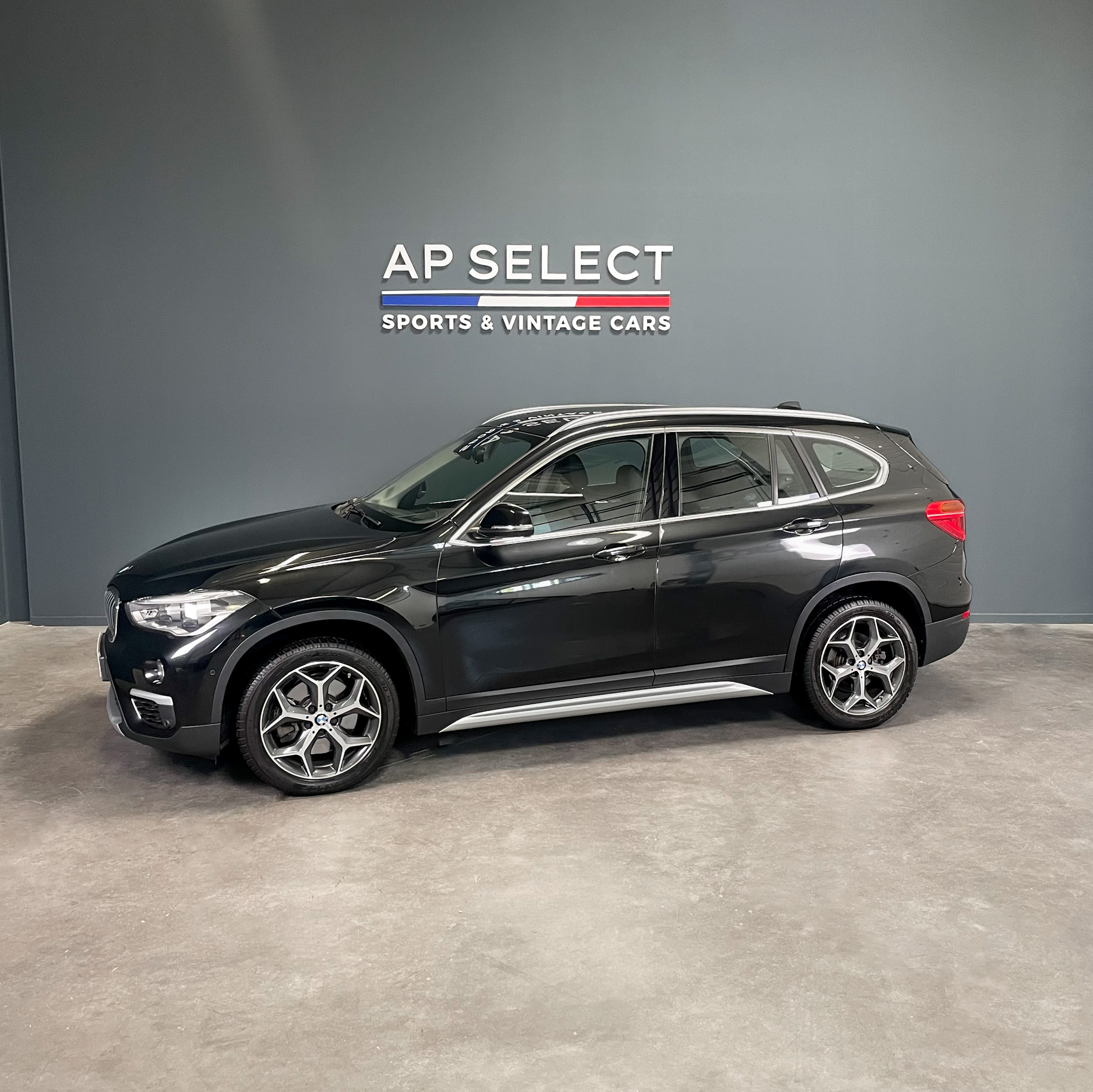 Photographie d'une BMW X1 vue de trois quarts face dans les locaux d'AP SELECT